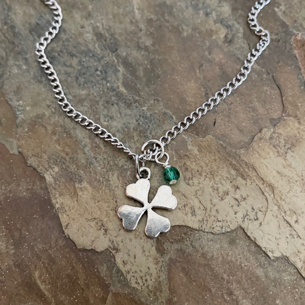 NWT 4 Leaf Clover Necklace With Green Crystal